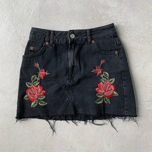 TOPSHOP BLACK DENIM SKIRT WITH RED FLOWERS